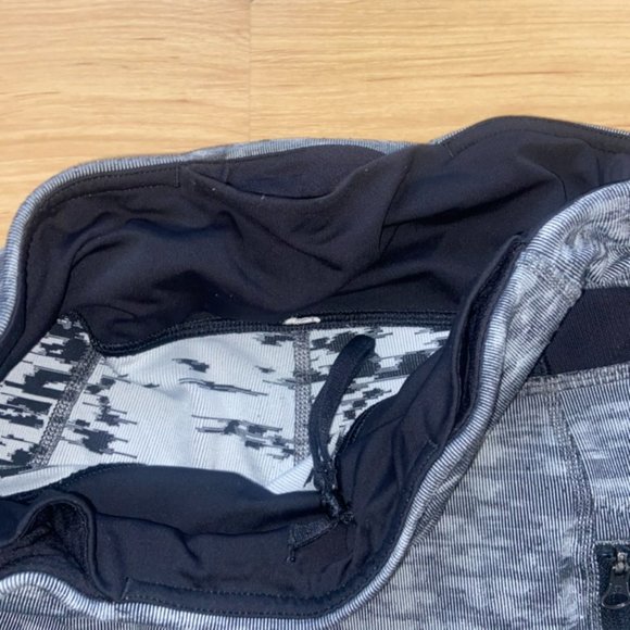 Size 6 Black and Grey Lululemon Leggings - Picture 4 of 5